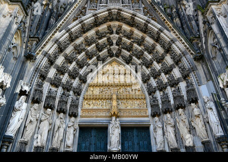 Portail principal, façade ouest, la cathédrale de Cologne, Cologne, Rhénanie du Nord-Westphalie, Allemagne Banque D'Images