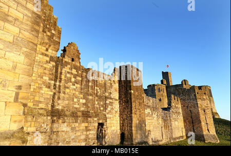 Château de Warkworth sous un ciel bleu dans le Northumberland après un mois de mars humide a fait place à un climat chaud début avril comme privé prévoient des températures à deux chiffres à travers le Royaume-Uni en direction de la fin de semaine. Banque D'Images