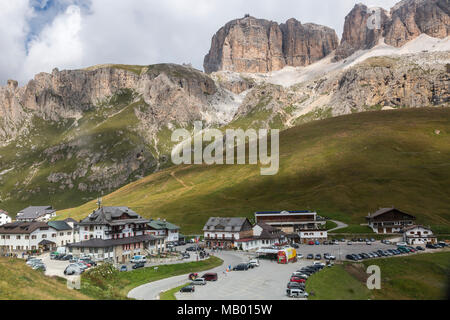 Restaurants et Hotel au Pordoi Pass, Passo Pardoi avec vue sur la montagne Sass Pordoi, Dolomites, le Tyrol du Sud, Italie Banque D'Images