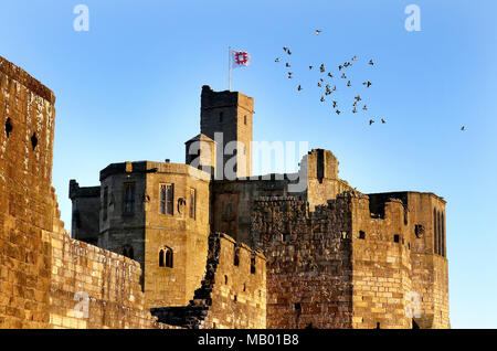 Château de Warkworth sous un ciel bleu dans le Northumberland après un mois de mars humide a fait place à un climat chaud début avril comme privé prévoient des températures à deux chiffres à travers le Royaume-Uni en direction de la fin de semaine. Banque D'Images