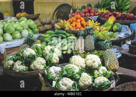 Différentes sortes de légumes à vendre sur un marché. Fruits et légumes à la rue en Inde du marché de légumes Banque D'Images