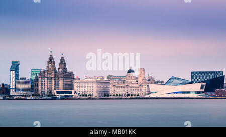 Liverpool waterfront y compris les Trois Grâces avec Liverpool Museum et le bâtiment de l'île de Mann. Banque D'Images