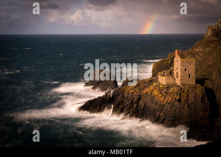 Un arc-en-ciel à Botallack des mines dans l'ouest de Cornwall. Banque D'Images