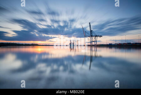 Les quais de Southampton de Marchwood vu de au coucher du soleil. Banque D'Images