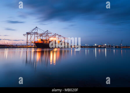 Les quais de Southampton de Marchwood vu de au coucher du soleil. Banque D'Images