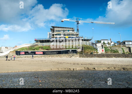 Nouveaux appartements en cours de construction sur Broad Oak Beach à Cornwall. Banque D'Images