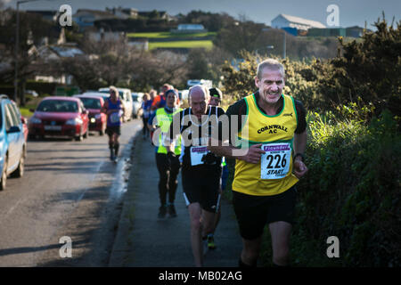 Coureurs matures en compétition dans une course sur route à Newquay en Cornouailles. Banque D'Images