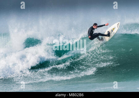 La vague d'un surfer dans Fistral à Newquay en Cornouailles. Banque D'Images