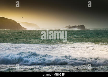 Lumière du soir sur la mer déchaînée conditions que Storm hits Ophelia la côte de Newquay en Cornouailles. Banque D'Images