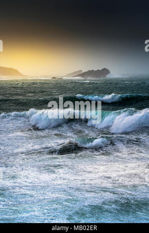 Le soleil se couche sur la mer déchaînée conditions que Ophelia tempête frappe la côte à Newquay Cornwall. Banque D'Images