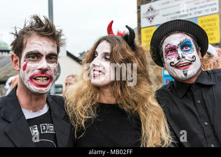 Zombies - trois zombies dans le Zombie annuel ramper à Newquay en Cornouailles. Banque D'Images