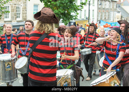 DakaDoum Samba groupe jouant à travers les rues de Penryn dans le cadre de l'Kemeneth Penryn. Banque D'Images