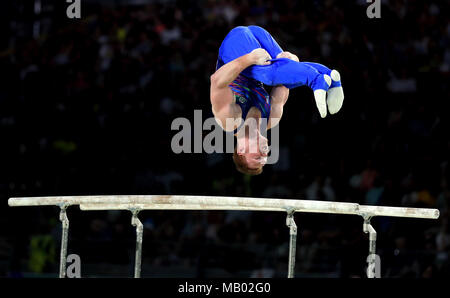 Scotland's Daniel Purvis aux barres parallèles lors des épreuves de gymnastique, la compétition par équipe à la finale Coomera Indoor Sports Center au cours de la première journée de la 2018 Jeux du Commonwealth à la Gold Coast, en Australie. Banque D'Images