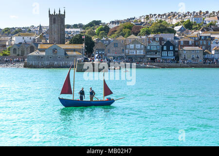 Une petite voile Ketch Harbour à St Ives Cornwall. Banque D'Images