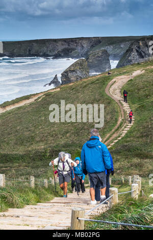 Les marcheurs de grimper des marches sur le South West Coast Path au Bedruthan Steps sur la côte nord des Cornouailles. Banque D'Images