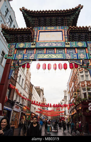 Londres, Royaume-Uni, le 6 mars 2018 : Les gens qui marchent dans les rues de la célèbre China town habillés avec des ballons rouges à la ville de Londres en Unite Banque D'Images