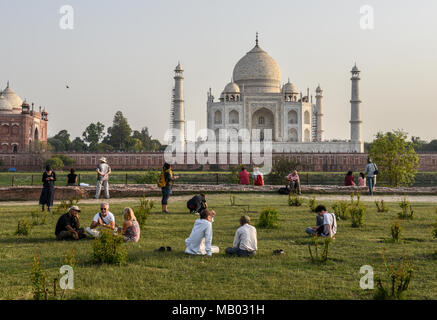 Agra, Inde - le 15 mars 2017 : des gens assis et profiter des jardins à l'arrière-cour du fameux Taj Mahal Palace dans la ville d'Agra, Inde Banque D'Images