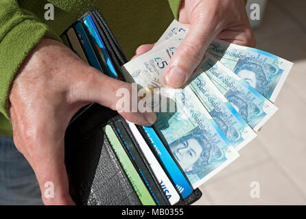 Man holding polymère nouveau livre cinq notes. Banque D'Images