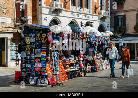 Les piétons à pied à côté d'étals de marché mis en place dans le quartier de Cannaregio de Venise Banque D'Images