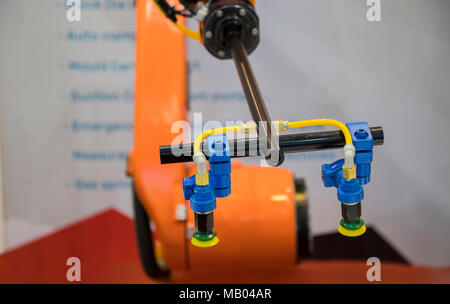 Le bras du robot pour le verre Prise et dépose de processus de fabrication Banque D'Images