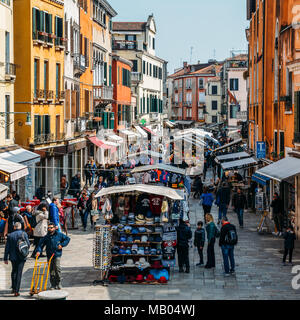 Les piétons à pied à côté d'étals de marché mis en place dans le quartier de Cannaregio de Venise Banque D'Images