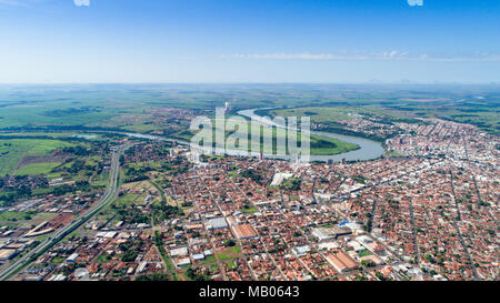 Vista Aérea da Cidade de Itumbiara e Rio Paranaíba em Goiás, Brésil Banque D'Images