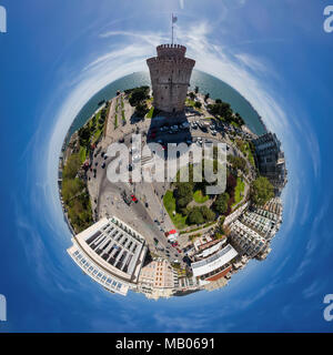 Petite Planète panorama de la célèbre tour blanche de Thessalonique en Grèce du Nord Banque D'Images