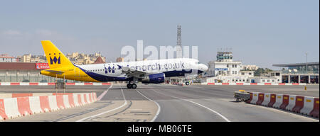 Airbus A320 monarque au départ de l'aéroport de Gibraltar. Banque D'Images