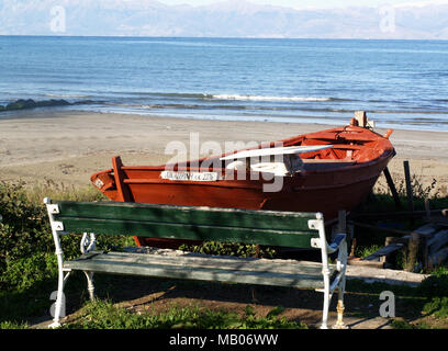 Petit bateau sur la plage de Roda, Corfu, Grèce Banque D'Images