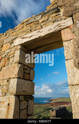 Ancien moteur maisons à l'étain des mines désaffectées au Levant et Botallack près de st just et Pendeen sur la côte près de l'exploitation du patrimoine cornouaillais. terres porte. Banque D'Images