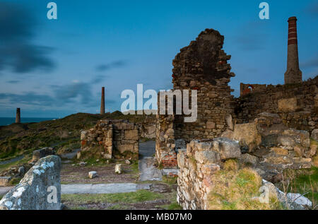 L'ancienne mine d'étain et le moteur semble maisons à levant tin mine botallack près de pendeen et trewellard à west Cornwall sur le côté de la côte des falaises Banque D'Images