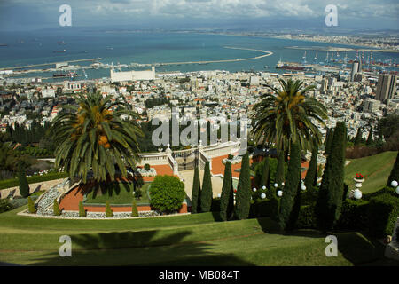 Vue depuis le sommet sur les jardins de Bahai Haïfa et ville. Allée du parc à l'arrière-plan de la ville portuaire sur une journée ensoleillée Banque D'Images