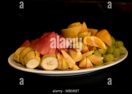 Un plateau de fruits frais, sur un fond noir. Banque D'Images