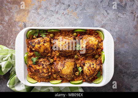 Arroz con pollo, poulet grillé avec riz espagnol et olives Banque D'Images