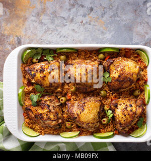 Arroz con pollo, poulet grillé avec riz espagnol et olives Banque D'Images