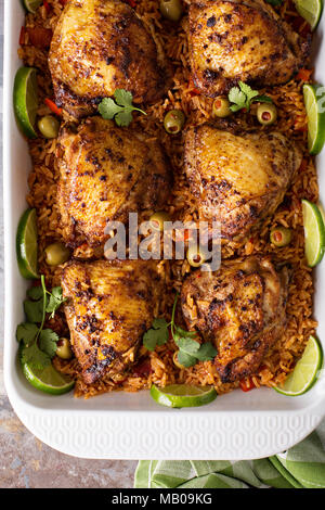 Arroz con pollo, poulet grillé avec riz espagnol et olives Banque D'Images