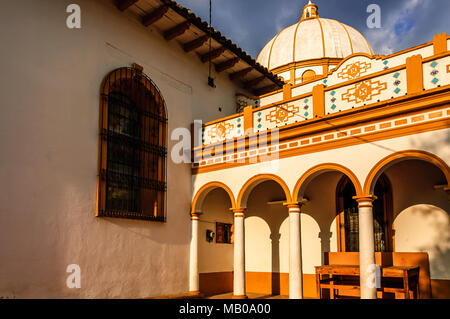 San Cristobal de las Casas, Mexique - Mars 26, 2015 : église Guadalupe en fin d'après-midi la lumière dans San Cristobal de las Casas, Chiapas Banque D'Images