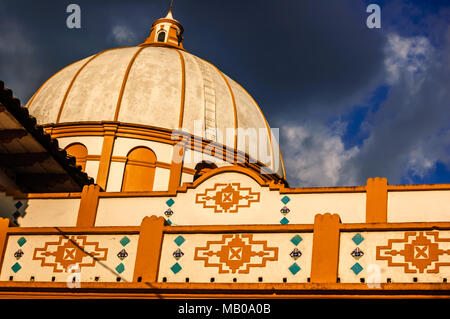 San Cristobal de las Casas, Mexique - Mars 26, 2015 : Dôme de église Guadalupe en fin d'après-midi la lumière dans San Cristobal de las Casas, Chiapas Banque D'Images