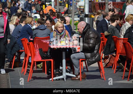 Un couple était assis à l'extérieur d'un café animé de manger des aliments dans la région de South Kensington, Londres Banque D'Images