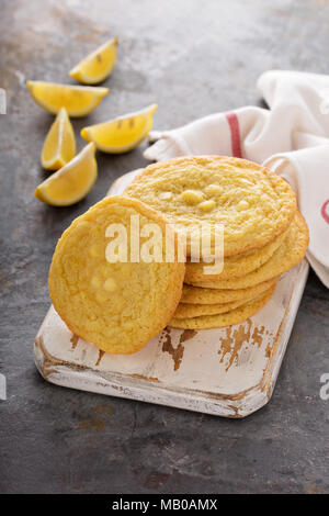 Avec les cookies citron chocolat blanc empilés sur une carte Banque D'Images