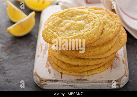 Avec les cookies citron chocolat blanc empilés sur une carte Banque D'Images