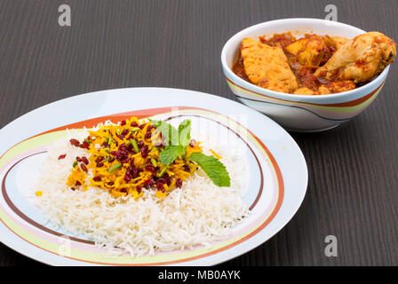 Pilafs riz connu comme Zereshk Polo un plat iranien perse garnie de riz safrané et Barberries Arômes Pistache servi avec la viande de poulet en ville énorme Banque D'Images