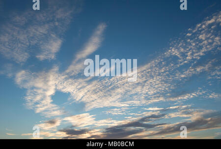 Ciel bleu profond avec plein de couches de nuage blanc Banque D'Images