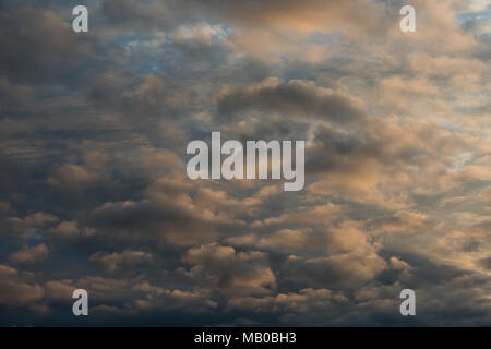 Ciel bleu profond avec plein de couches de nuage blanc Banque D'Images