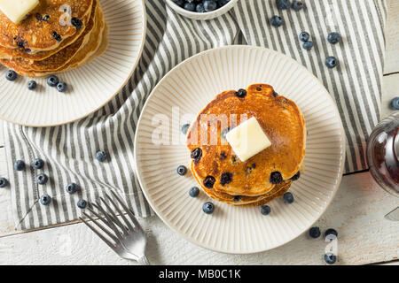 Maison saine pancakes aux myrtilles avec du beurre et du sirop Banque D'Images