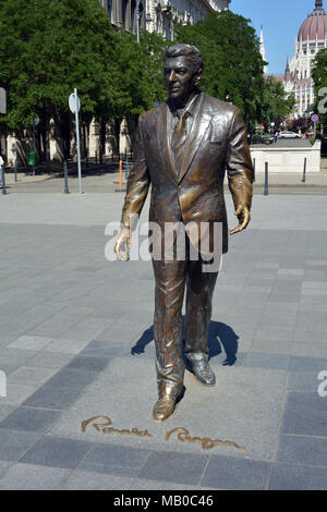 Statue du 40e Président des Etats-Unis d'Amérique Ronald Reagan sur la place de la liberté Szabadsag ter à Budapest - Hongrie. Banque D'Images