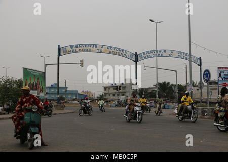 Rue animée la vie en entrée de la ville de Cotonou Banque D'Images