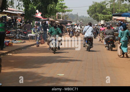 Rue animée vie à Cotonou Banque D'Images