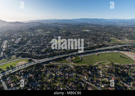 Vue aérienne de route 23 Freeway, terrains de sport et des maisons, près de Los Angeles dans la banlieue de Thousand Oaks, en Californie. Banque D'Images