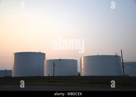 Les réservoirs de stockage de combustible industriel au crépuscule Banque D'Images